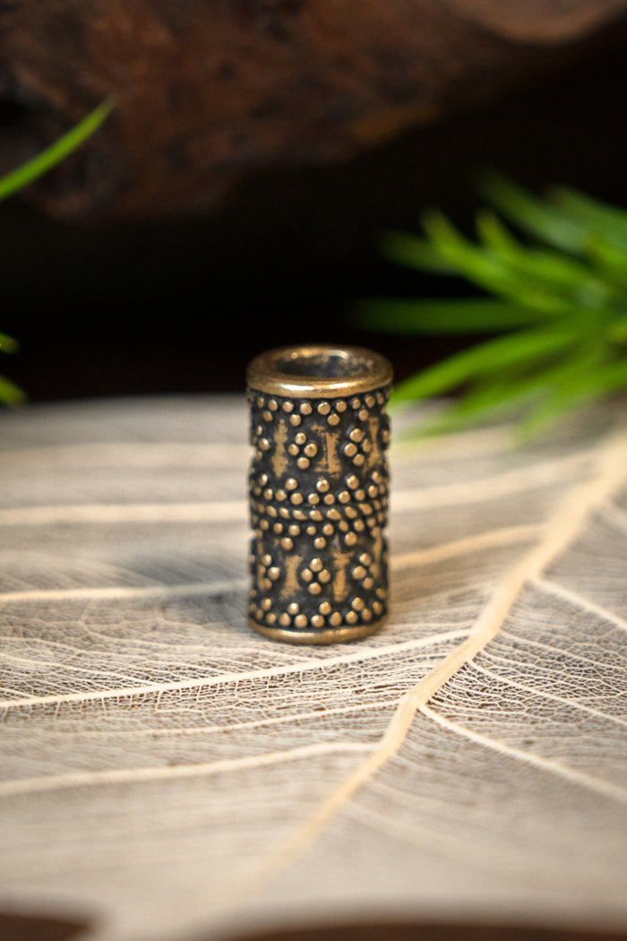 Cilindervormige Vikingbaardkraal met granulering, brons