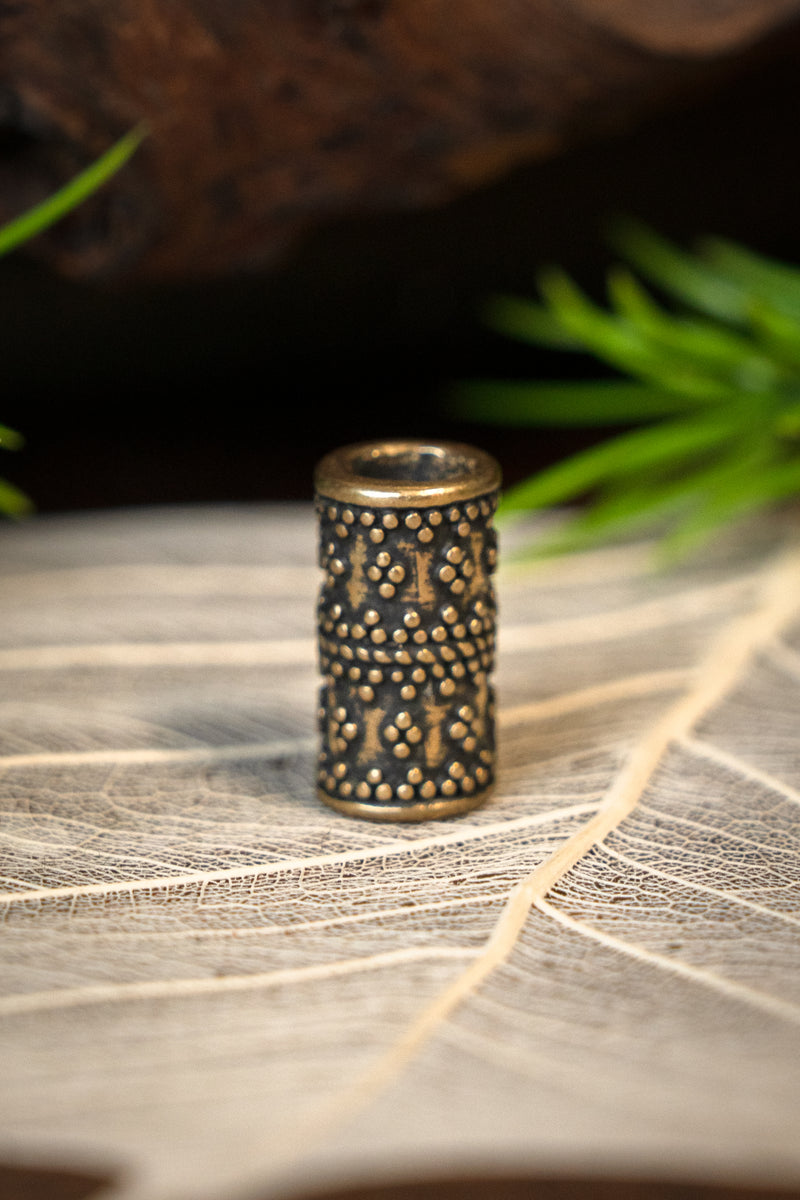 Zylindrische Wikinger Bartperle mit Granulation, Bronze