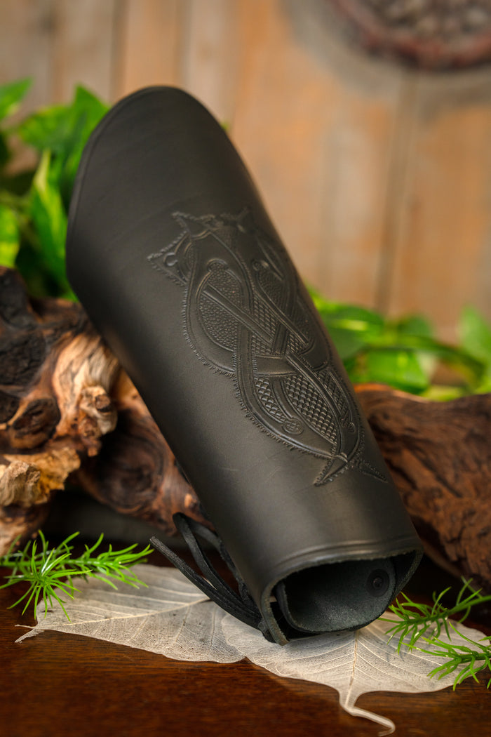 Skórzany ochraniacz przedramienia (bracer) z motywem wikińskim, rozmiar L, czarny