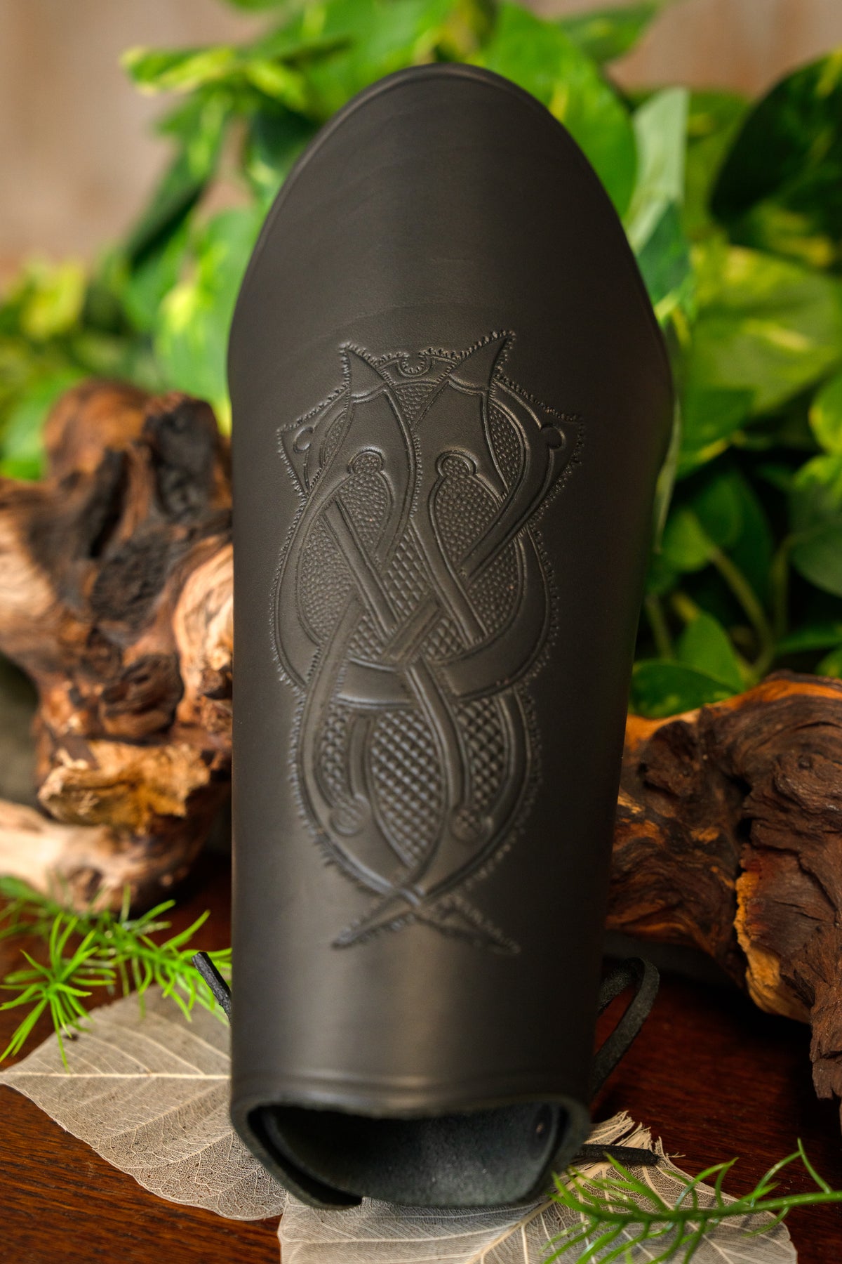 Skórzany ochraniacz przedramienia (bracer) z motywem wikińskim, rozmiar L, czarny