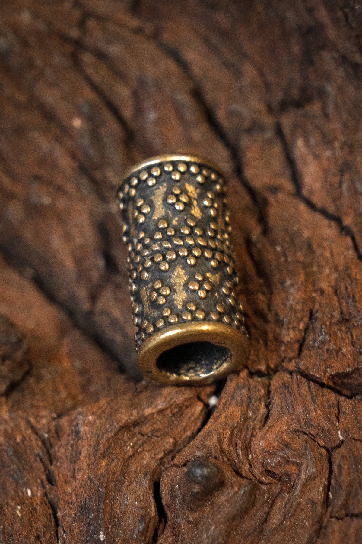 Perla da barba vichinga cilindrica con granulazione, bronzo