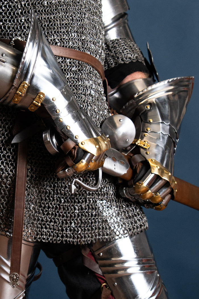 Luksuriøse gotiske panserhandsker, 1450–1500, messing, 1,2 mm