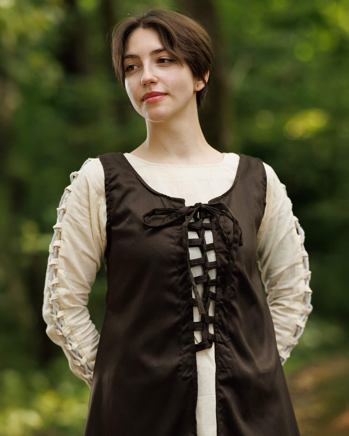 Medeltida överklänning Leandra, brun