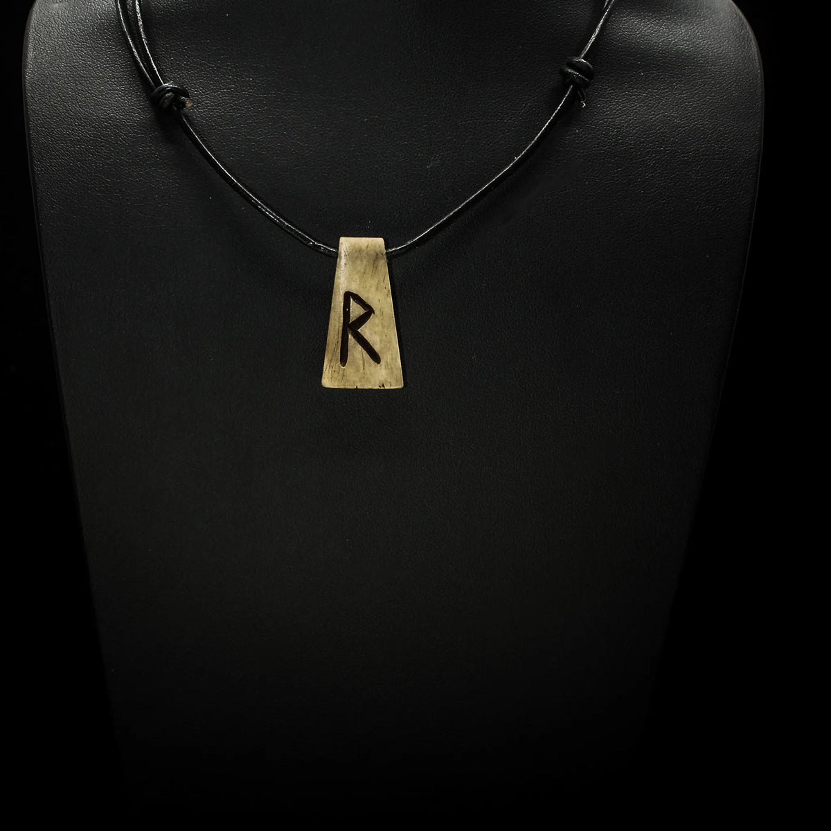 Bone rune pendant R, Raidho