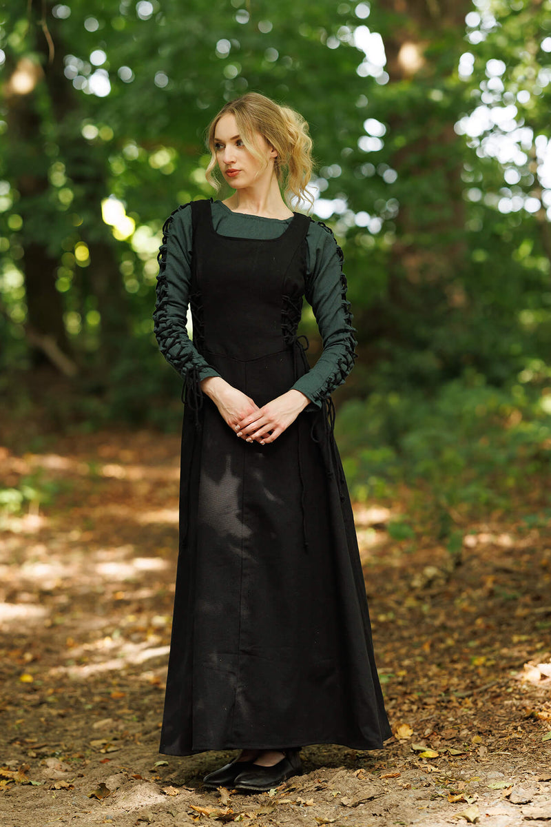 Średniowieczna surcot Uma, czarna