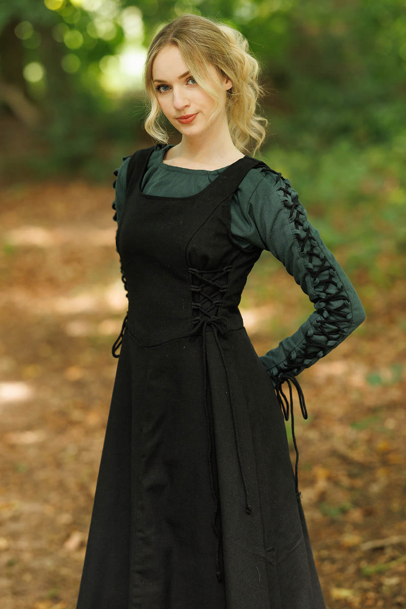 Średniowieczna surcot Uma, czarna