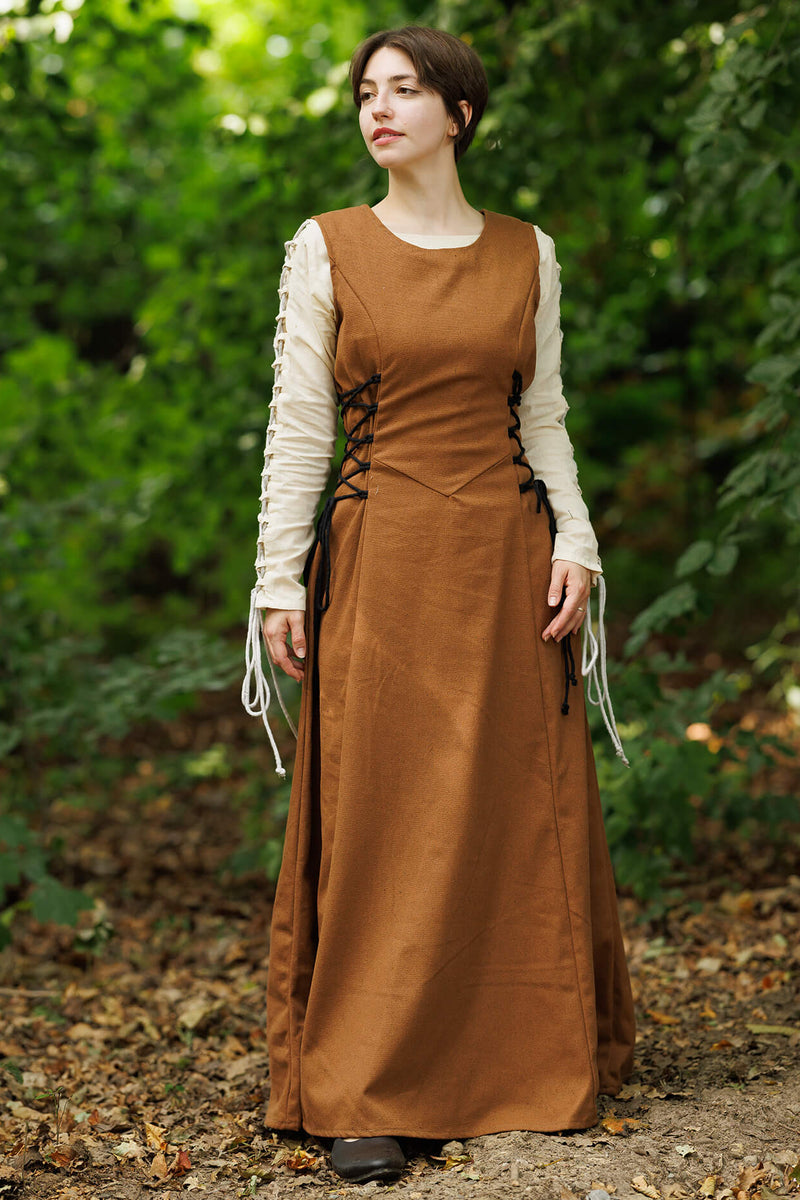 Średniowieczna surcot Uma, piaskowa