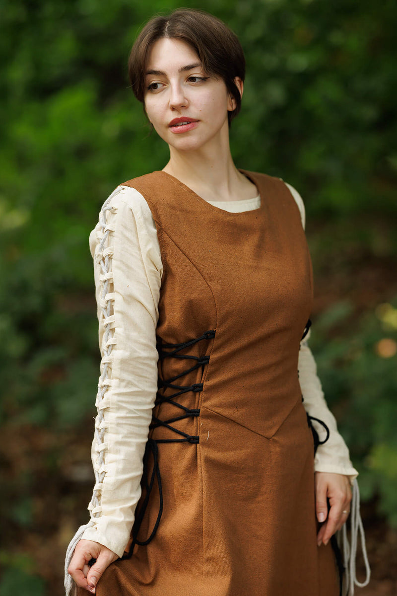 Średniowieczna surcot Uma, piaskowa