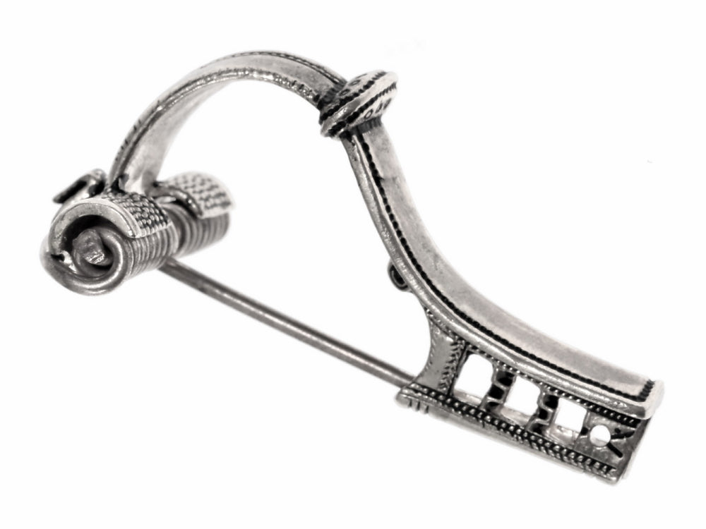 Germánský svitkový uzávěr fibula, Putensen, postříbřený bronz