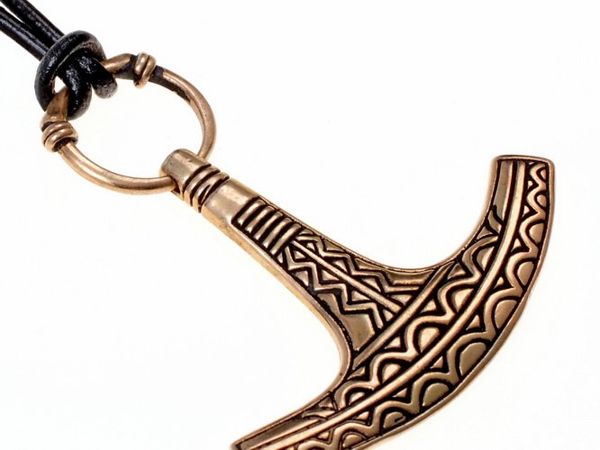 Ukko-bijlhamer-amulet Ylipää, 9e eeuw, brons