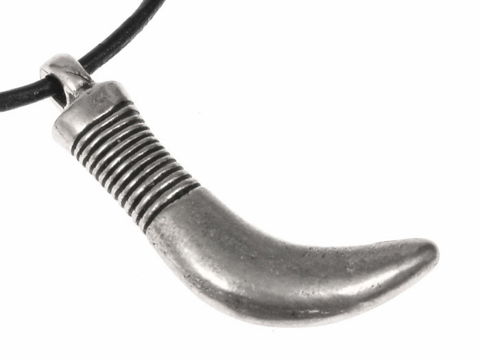 Amuleto de dente de urso Kalvola, séculos IX-XI, bronze banhado a prata