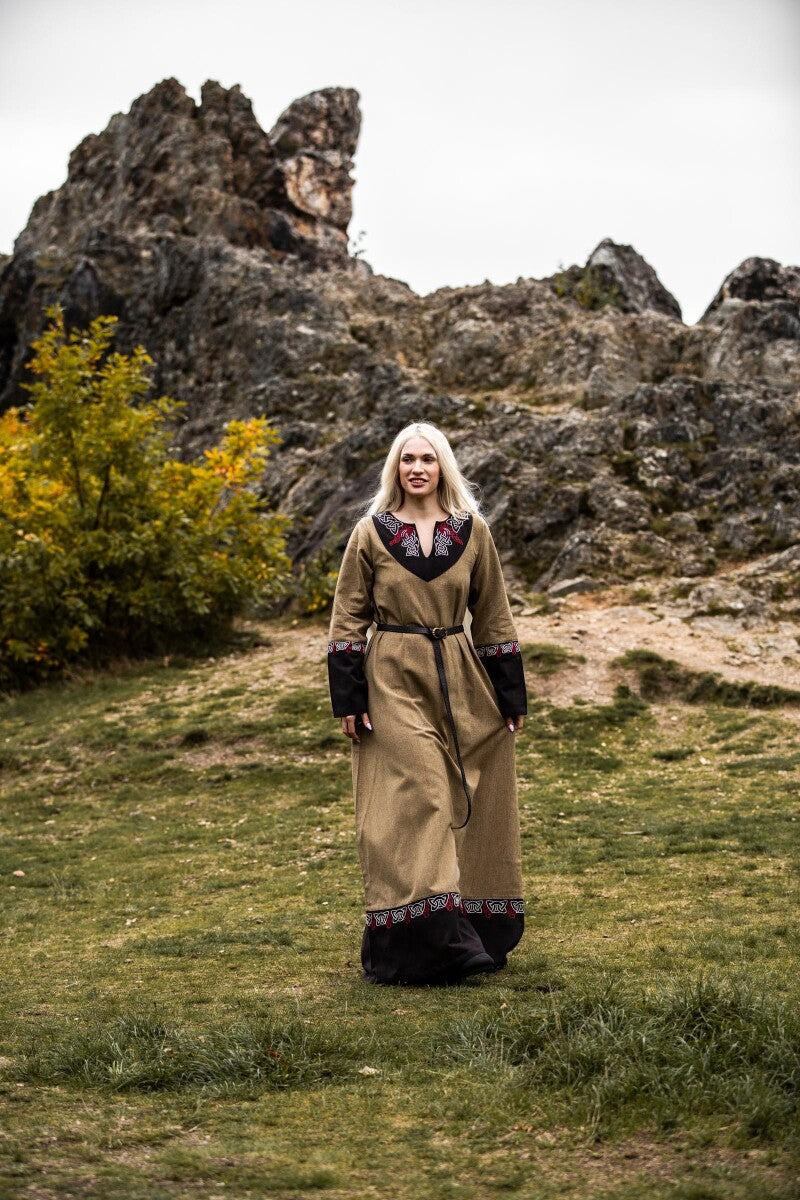 Viking kjole Idun med broderi, sand