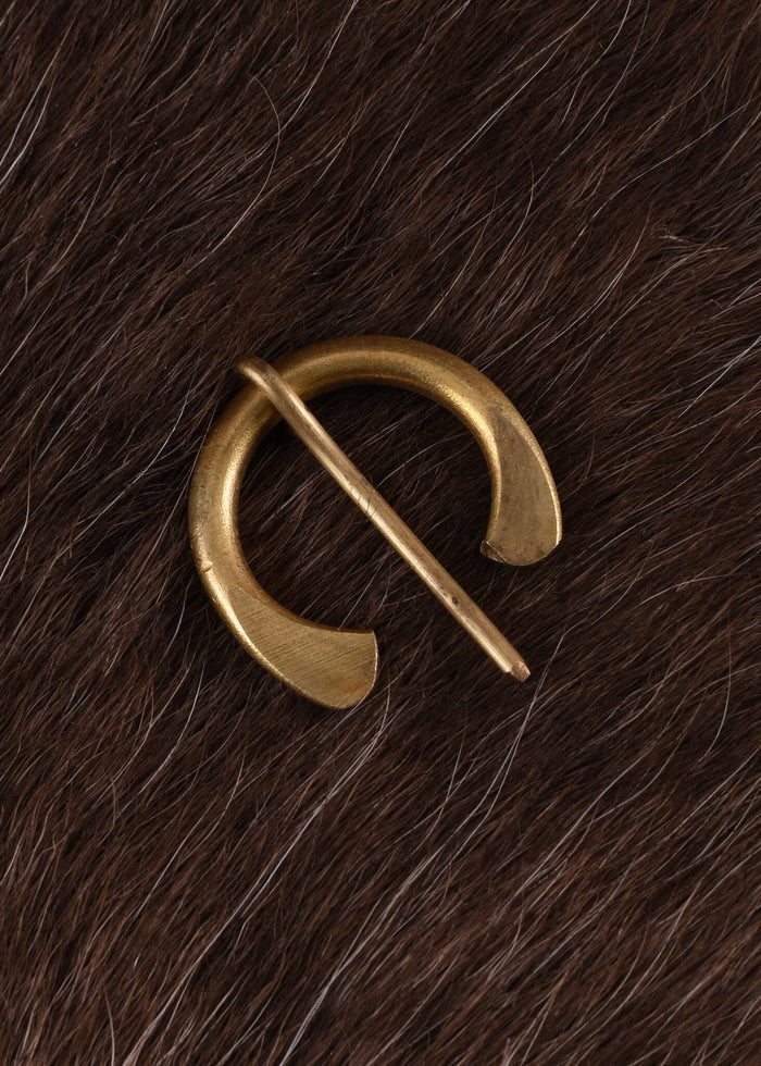 Small ring brooch Otto, brass