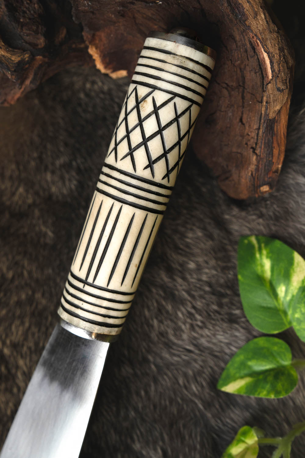 Vikingasax med benskaft, halvvass