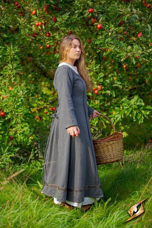 Średniowieczna suknia Estrid z motywem jodełki, naturalny szary