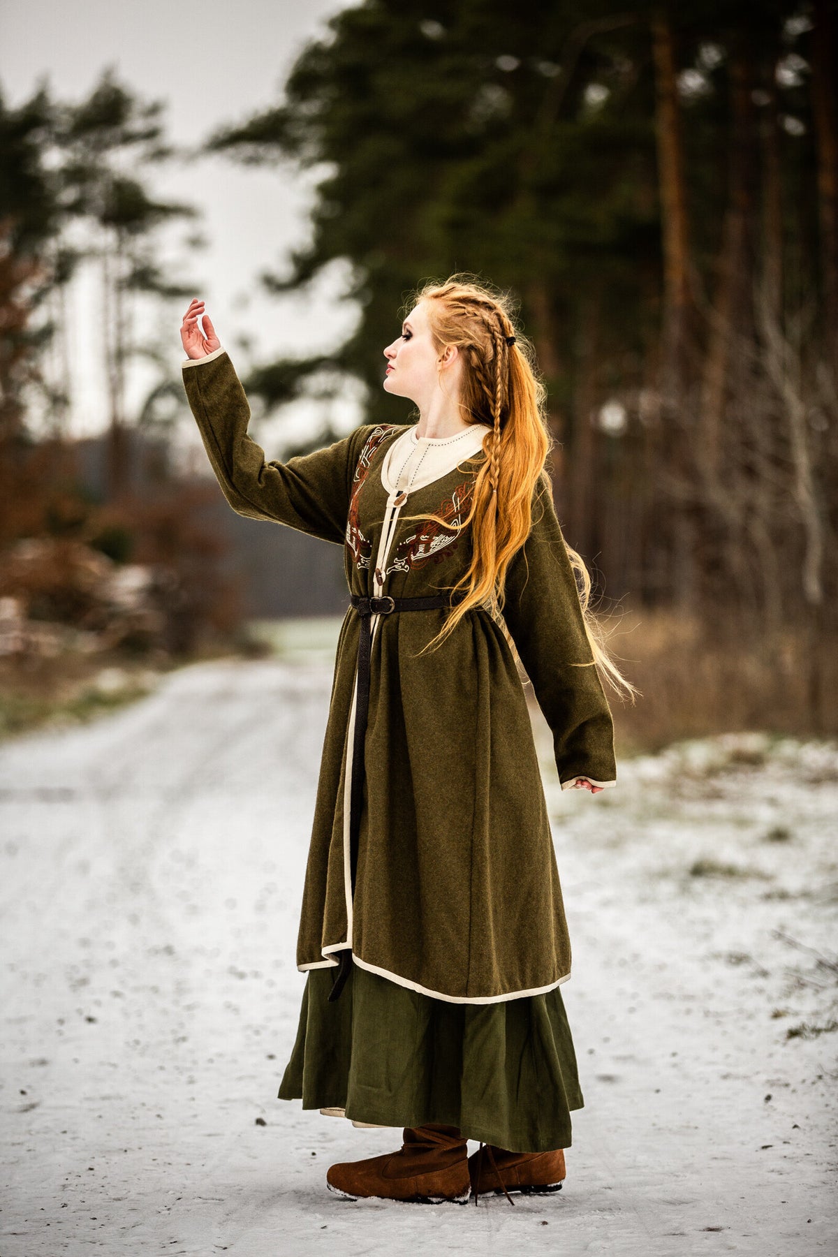 Wikiński kaftan Skadi, oliwkowozielony, mieszanka wełny