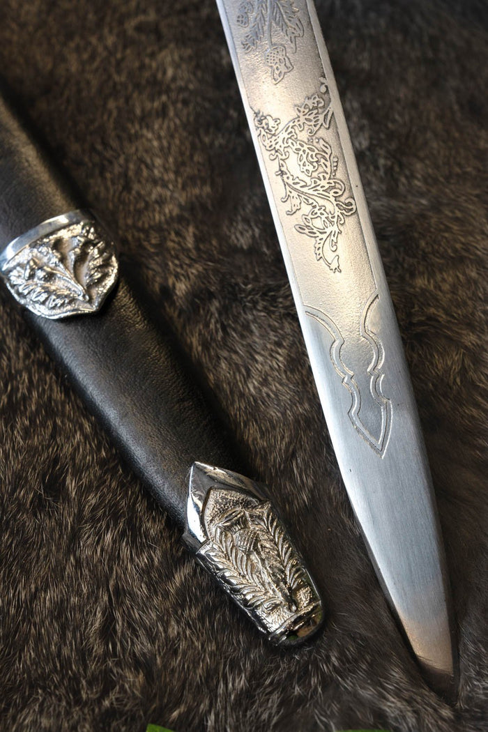 Verzierter Dirk, halbscharf