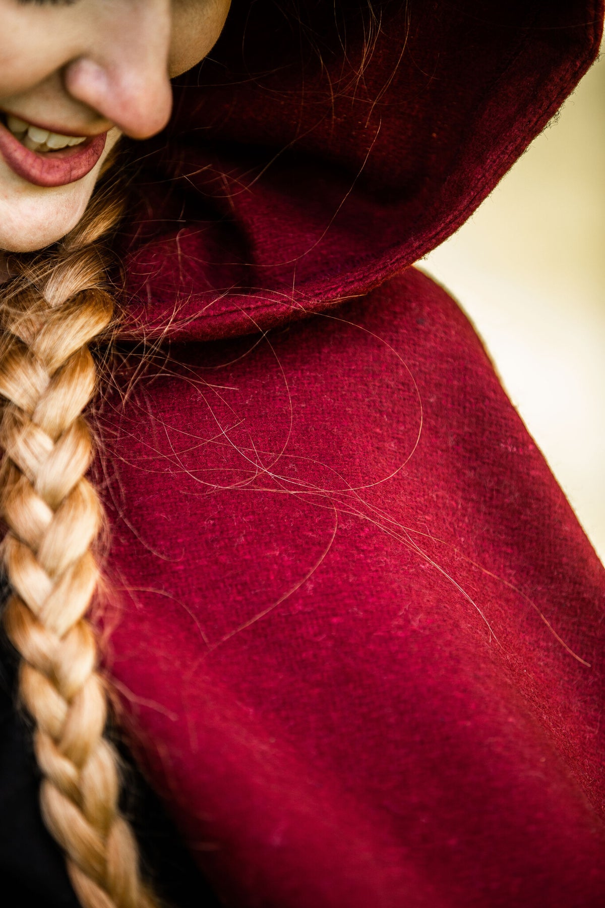 Medeltida mantel med huva, ullmix, röd