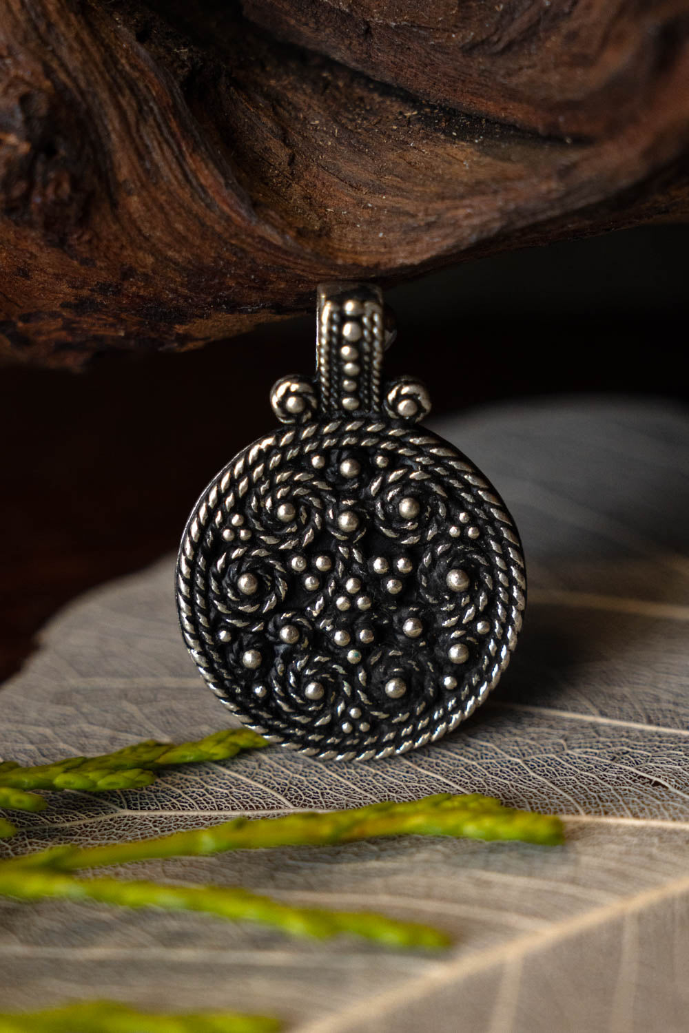 Birka skjoldamulet, grav 943, forsølvet bronze