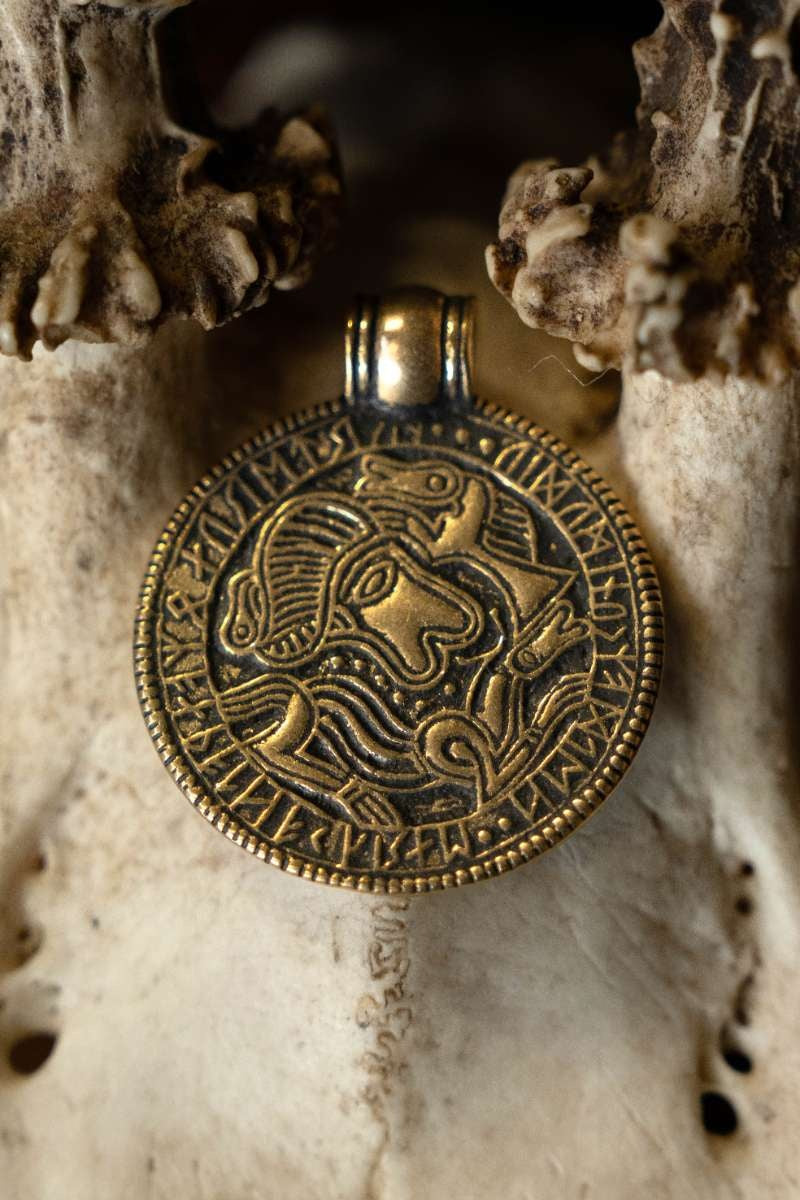 Bracteate amulet Tjurko, bronze