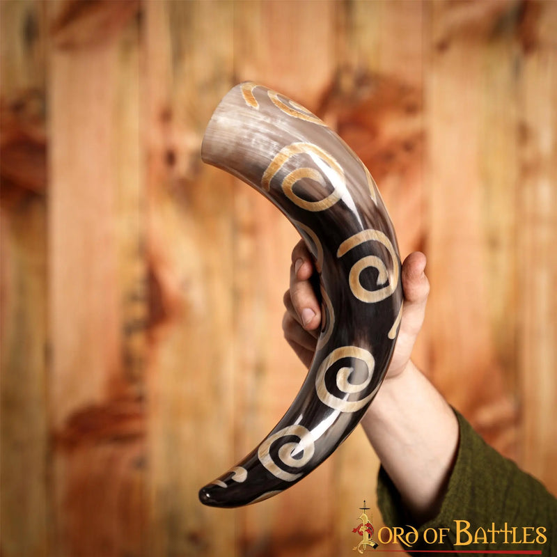 Prehistoryczny róg do picia z motywami spiralnymi, 300–500 ml