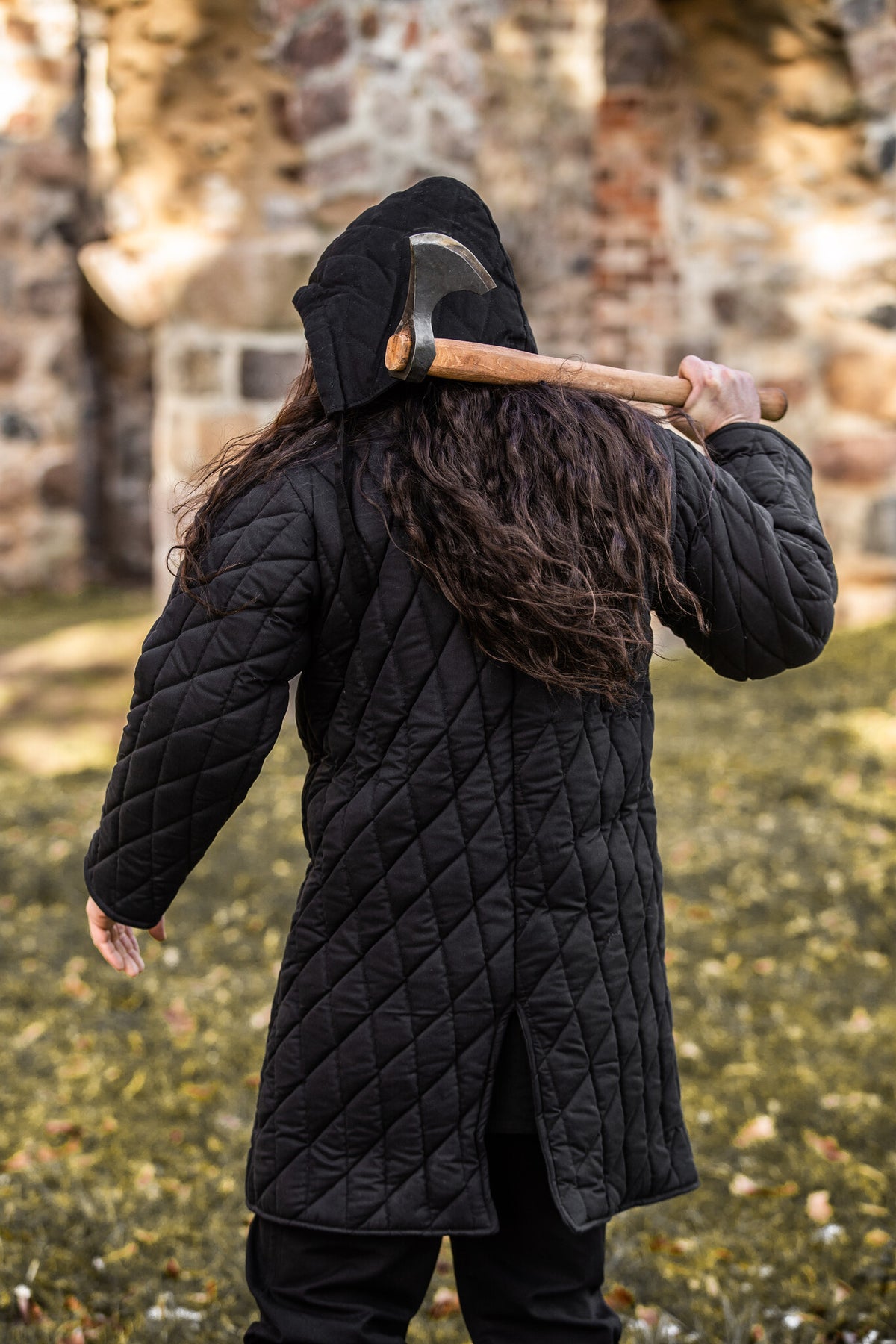 Średniowieczny gambeson, czarny