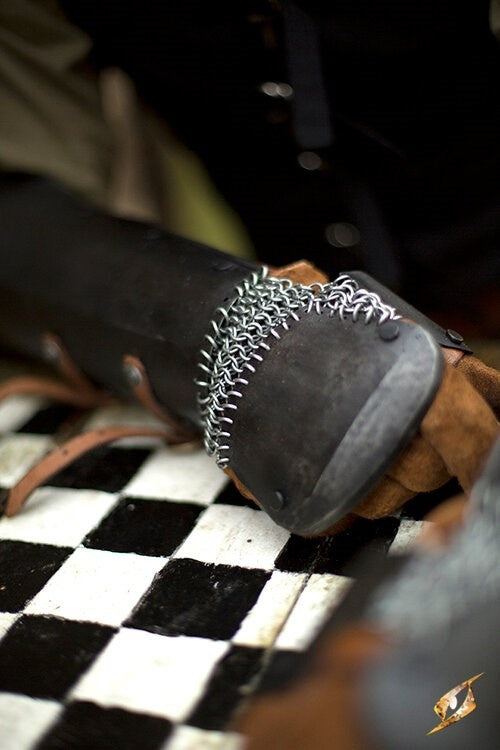 Bracers, onderarmpantser met maliën, gepatineerd, 1 mm