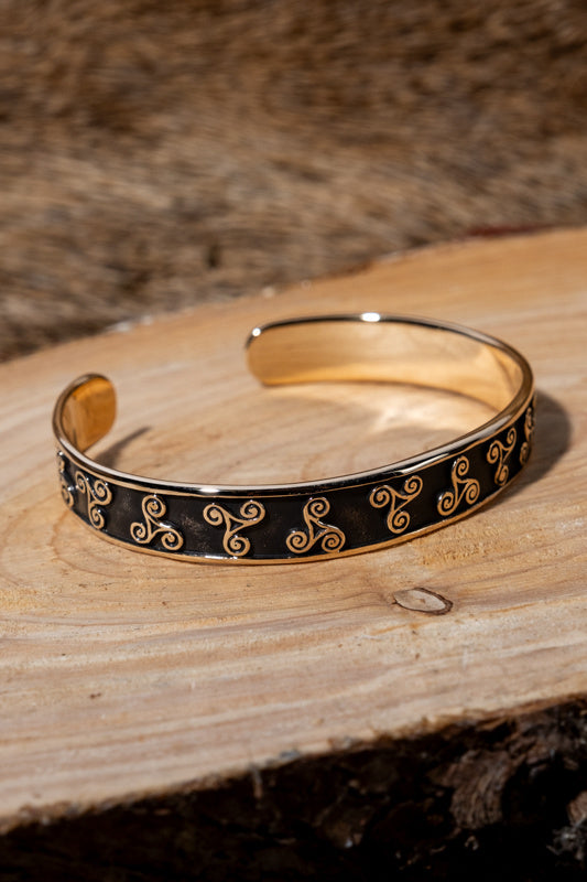 Pulsera celta con trisqueliones, bronce