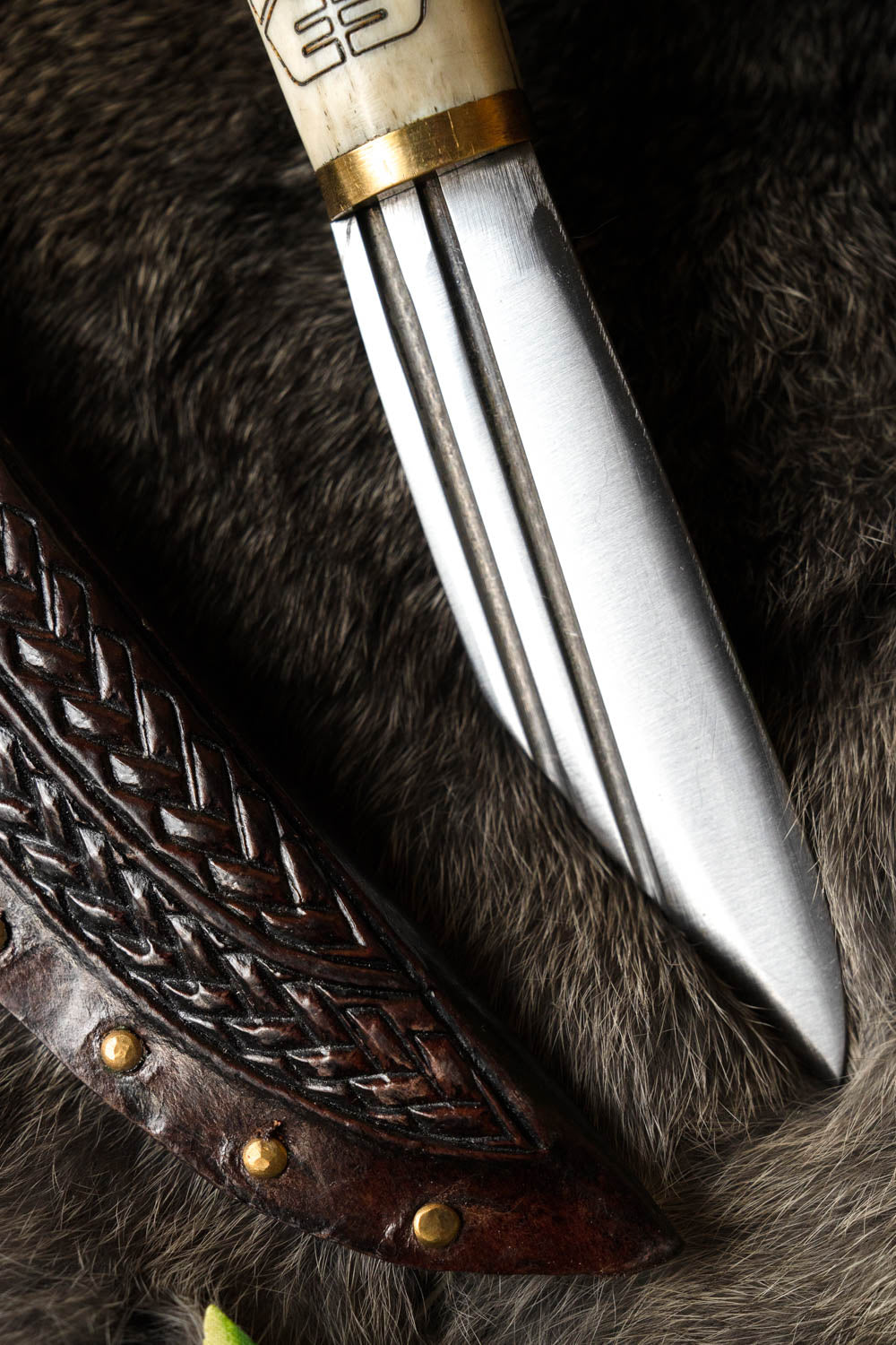 Vikingasax i borrestil med benskaft, halvvass