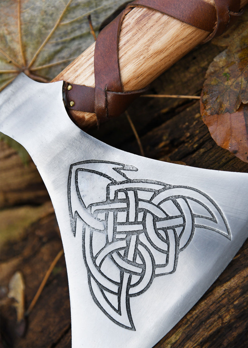 Vikingayxa, typ M, graverad, halvscharp