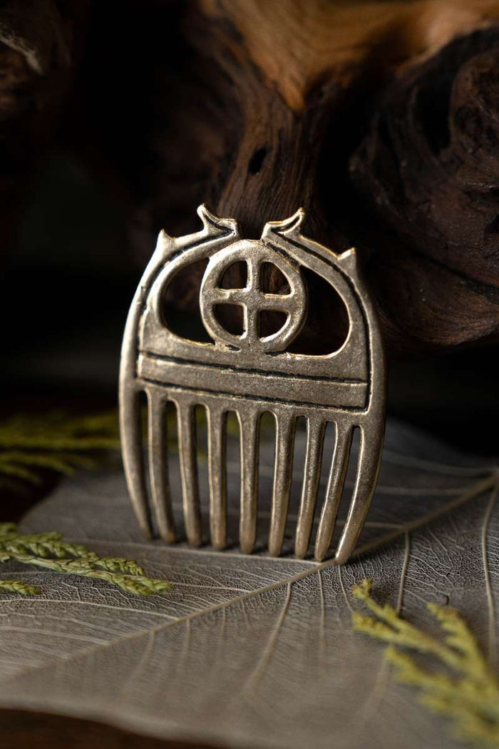 Âge du bronze peigne avec roue solaire, bronze