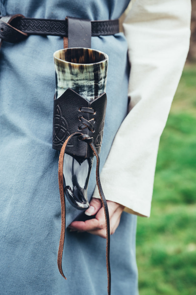 Drikkehornsholder Triquetra, mørkebrun