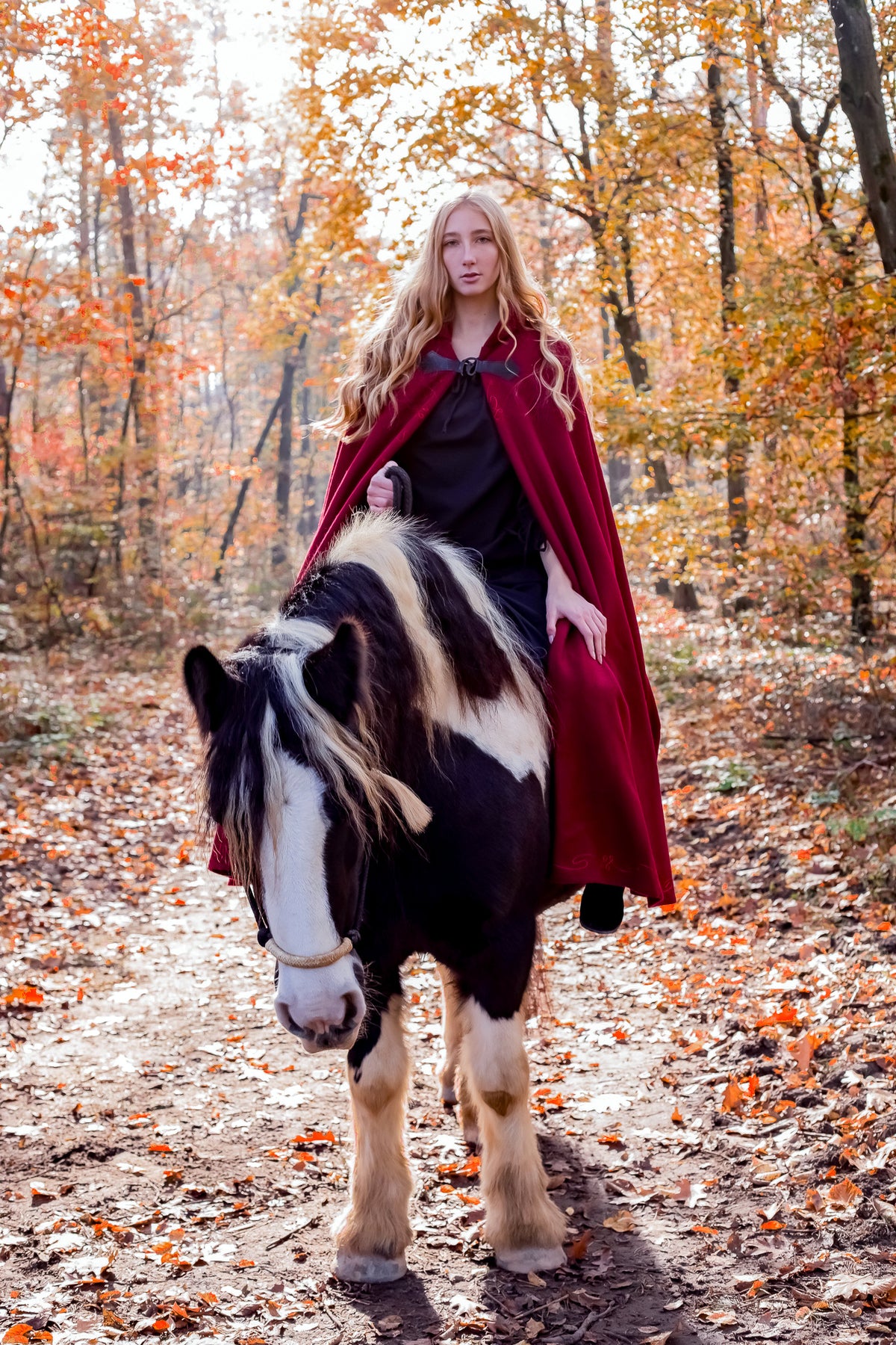 Broderad mantel Damia med spänne, röd, ullmix