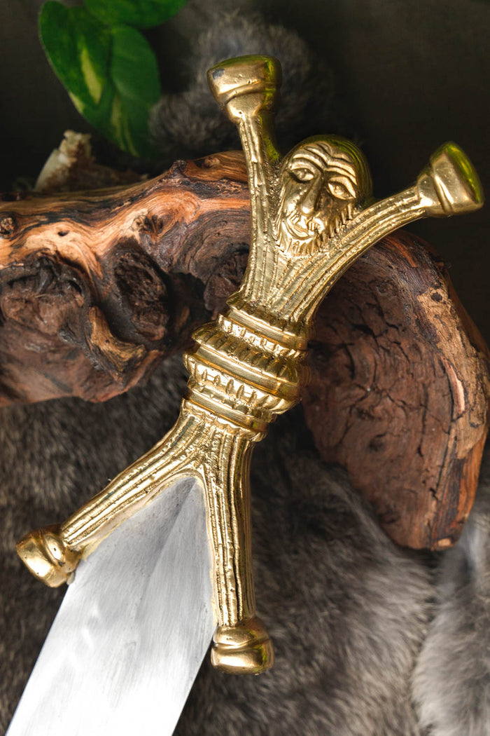 Keltisk antropomorf dolk, halvvass