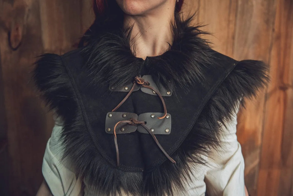 Teoreno apykaklė, juoda