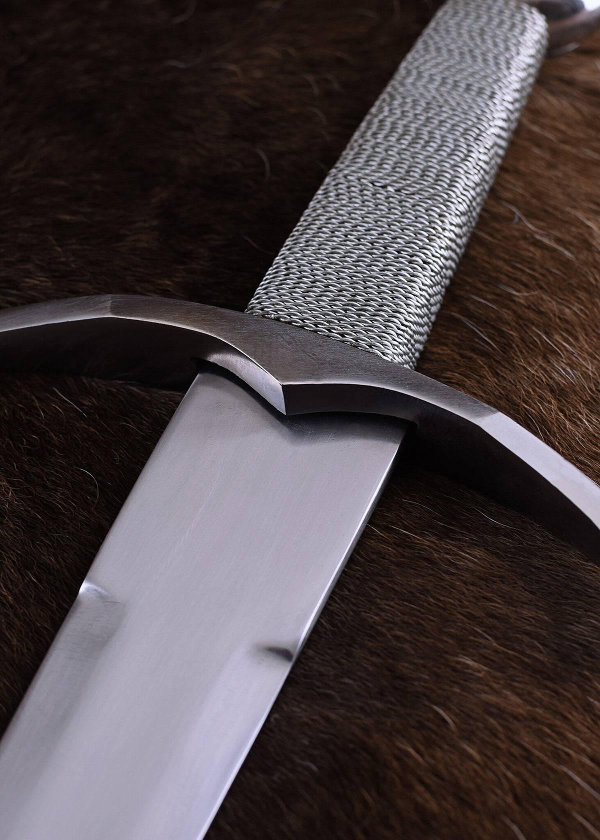 Średniowieczny miecz z zakrzyżowaną jelcem, półostry