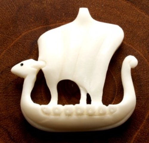 Vikingaskeppshänge av ben