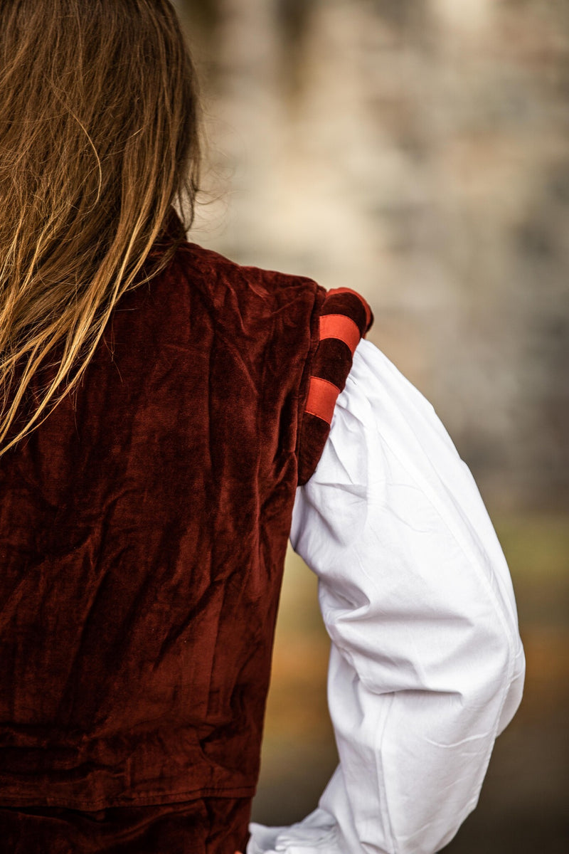 Aksamitny dublet z metalowymi guzikami, czerwony