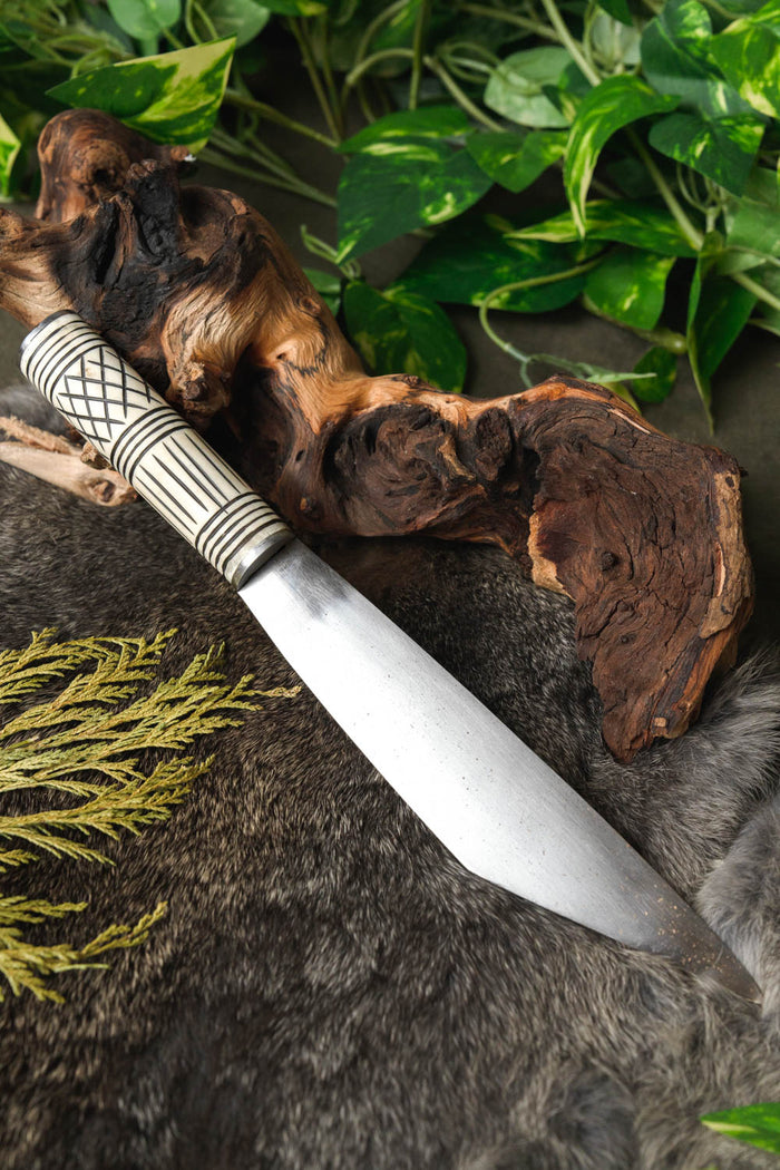 Vikingasax med benskaft, halvvass