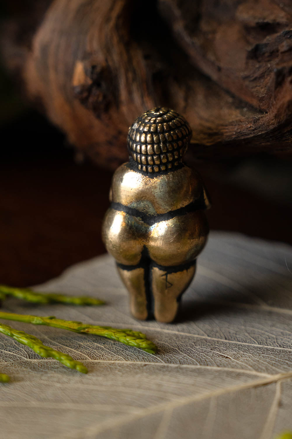 Amuleto de la diosa madre de Willendorf, bronce