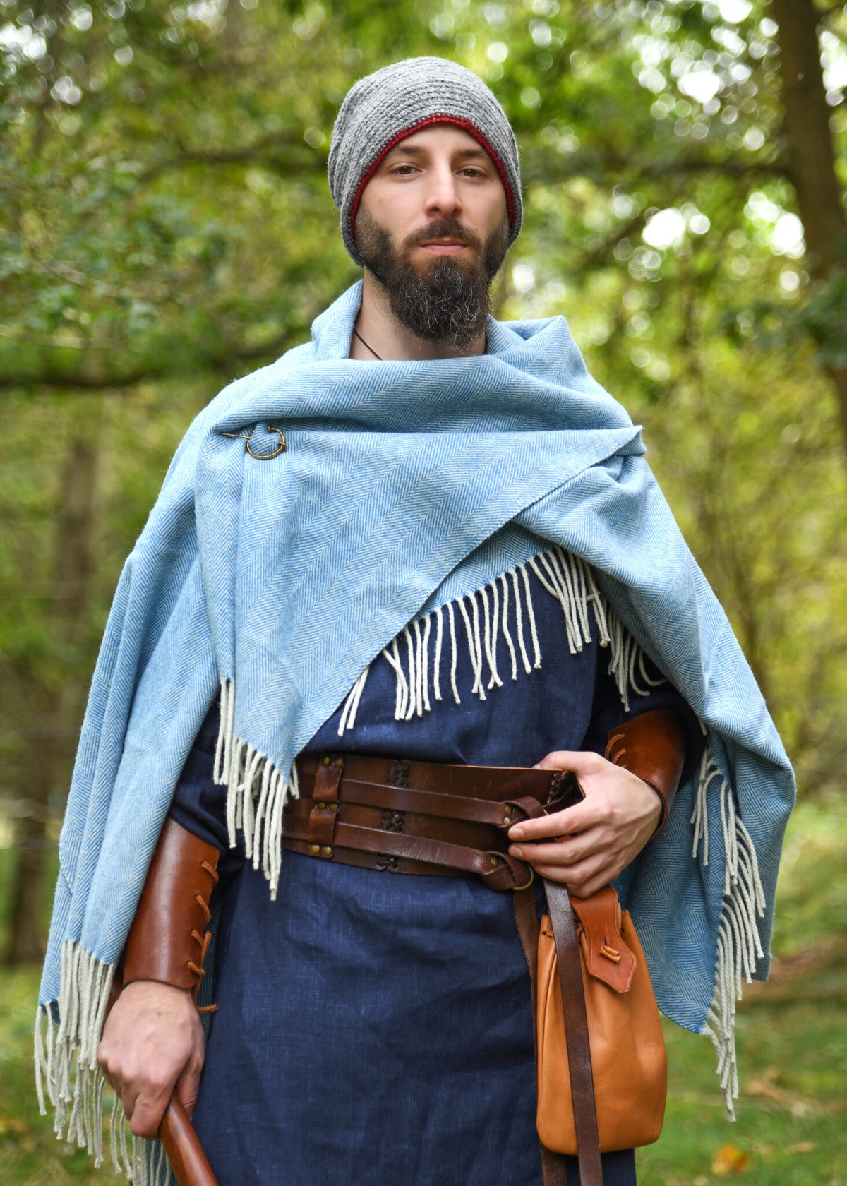 Gehäkelte Mütze 100 Prozent Wolle grau weinrot