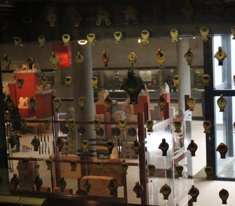 Rzymska lampa oliwna z lwem