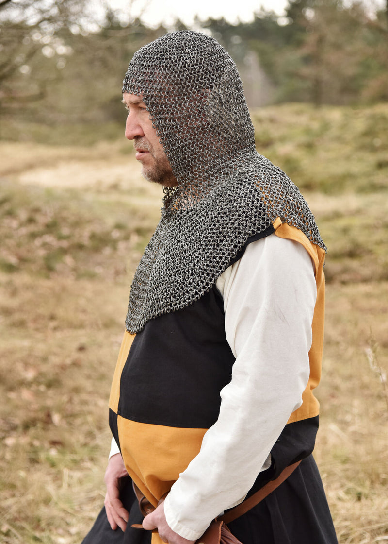 Maliënhætte med firkantet hals, ubehandlet, runde ringe – runde nitter, 8 mm