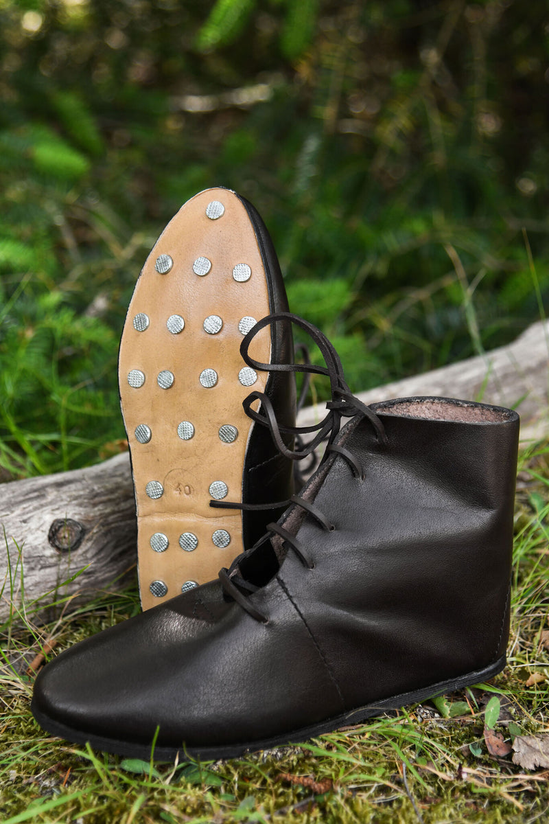 Knöchelstiefel mit Schuhnägeln, mittelalterlich, braun