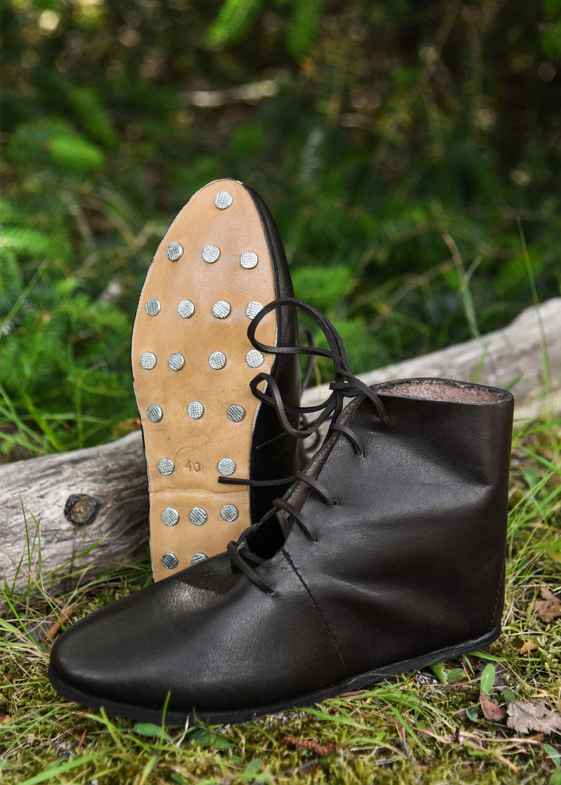Knöchelstiefel mit Schuhnägeln, mittelalterlich, braun