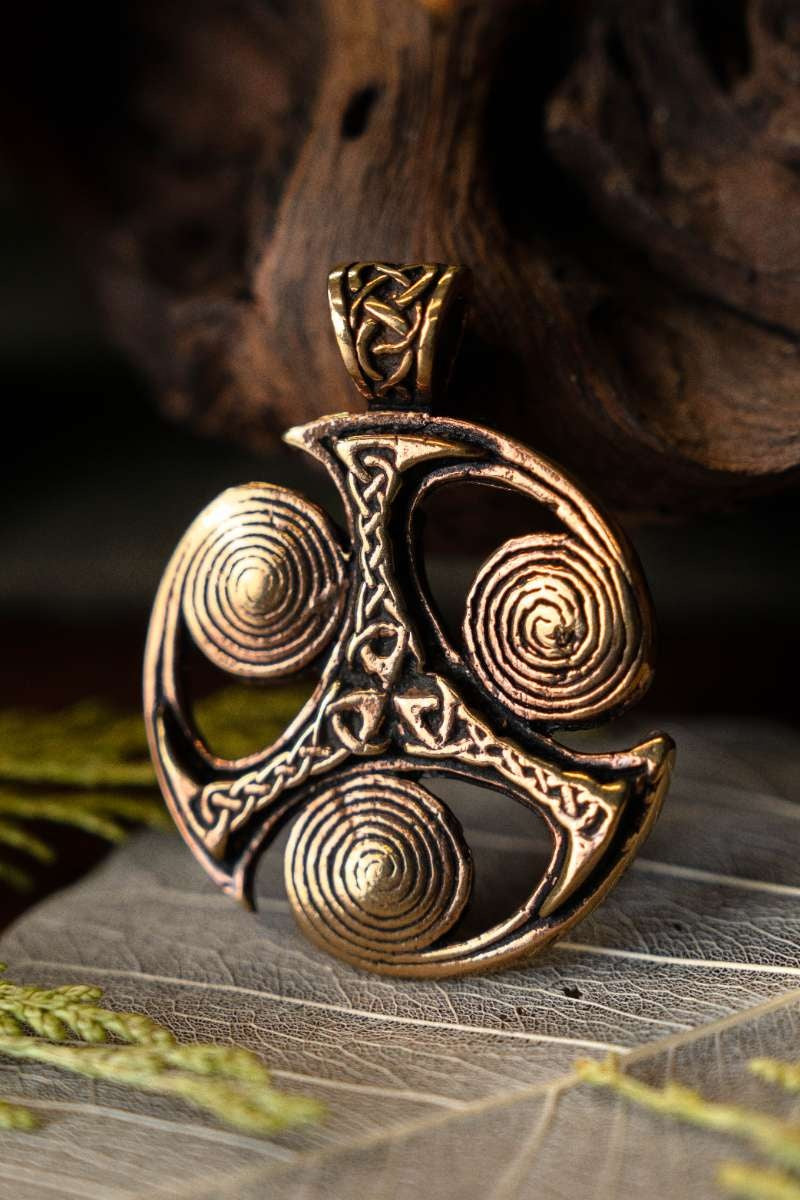 Keltische hanger triskelion met spiralen, brons