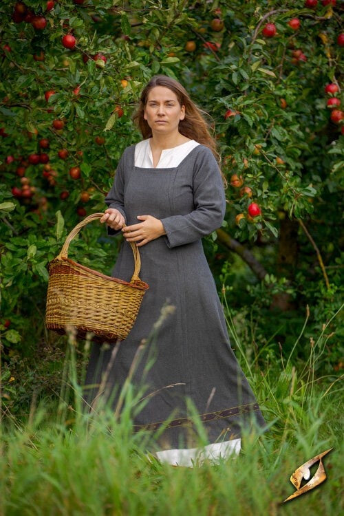 Medeltida klänning Estrid med fiskbensmönster, naturgrå