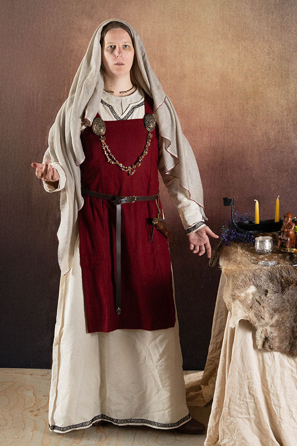 Hängselklänning Frigg, röd, ullmix