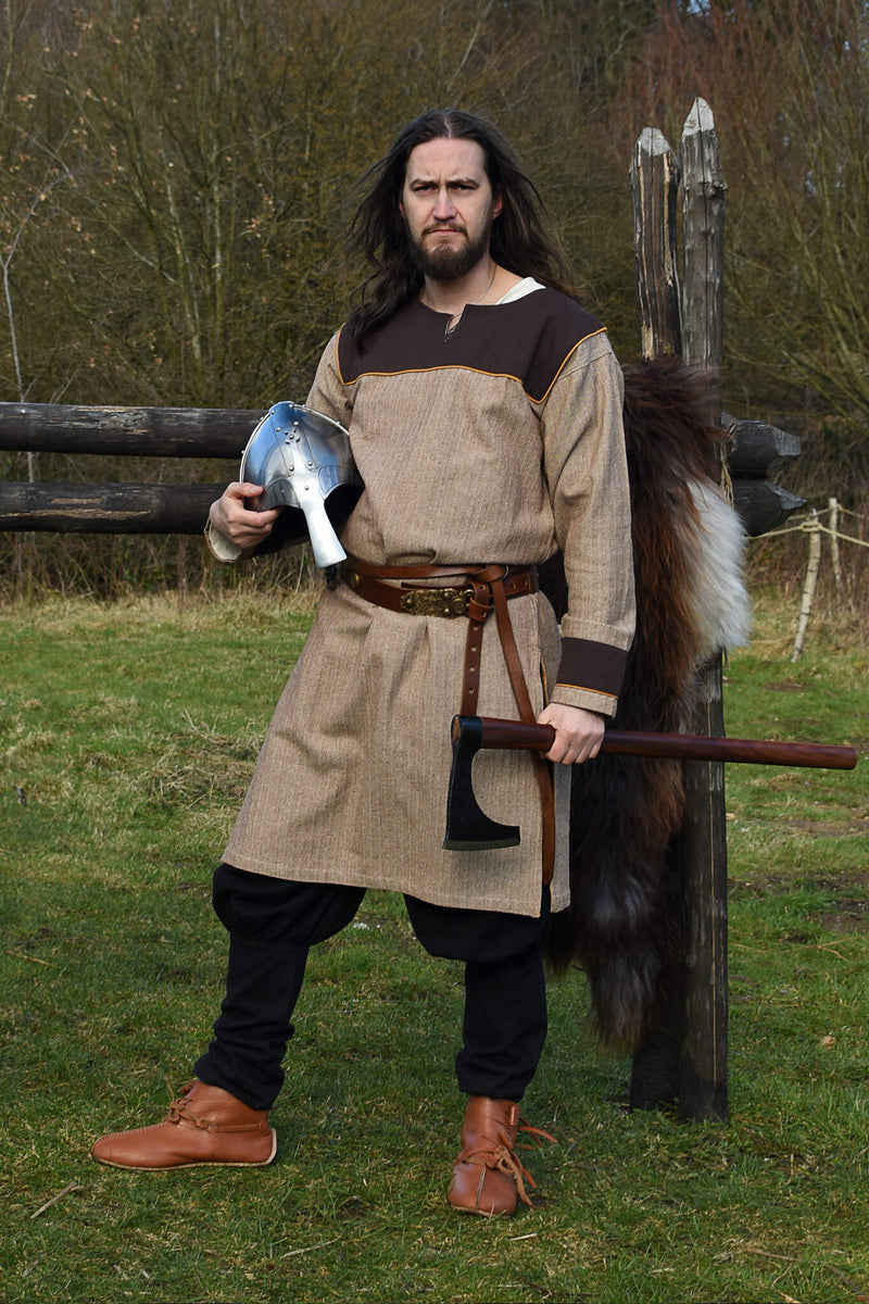 Thorsberg tuniek, vissengraatmotief, bruin