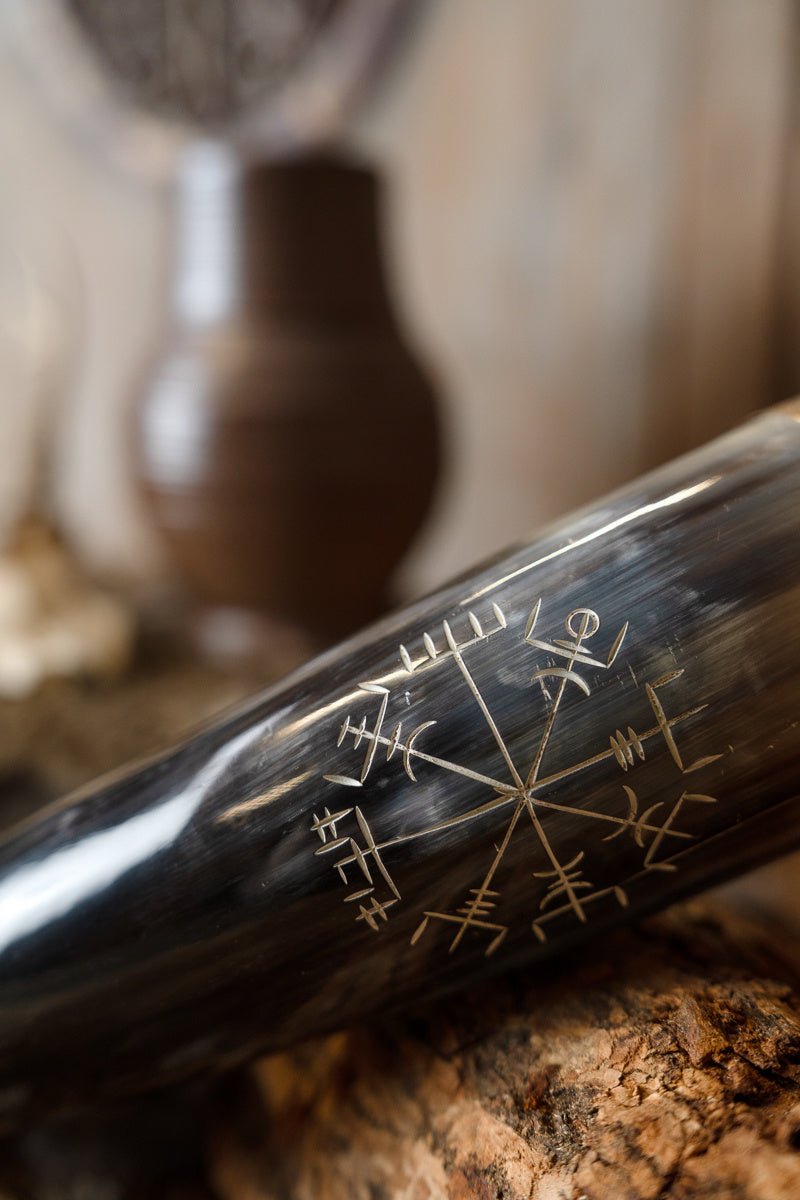 Drinkhoorn met vegvisir en messingen beslag, 300-500 ml